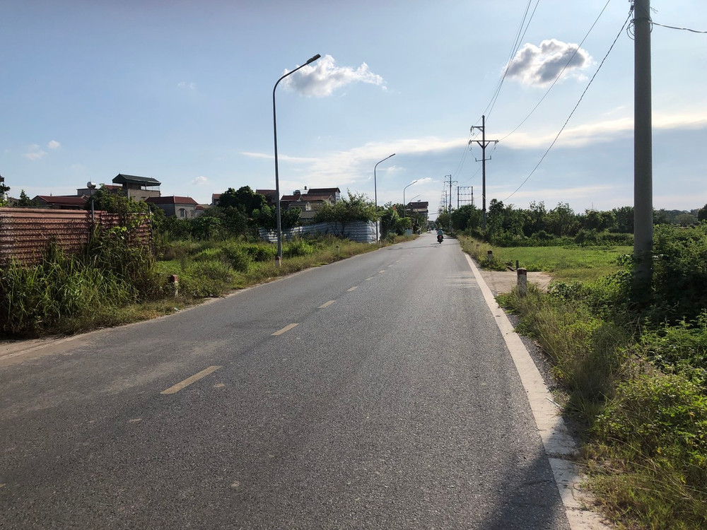 Đường liên xã ở huyện Thường Tín được nhựa, bê tông hóa giúp người dân đi lại thuận tiện hơn.