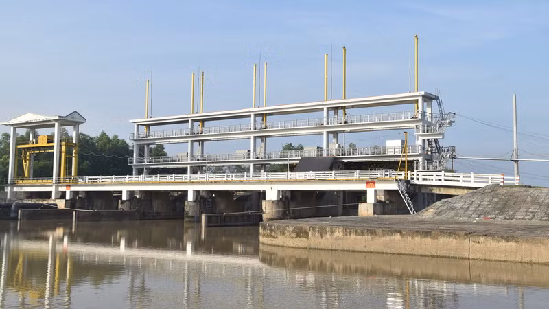 Cống Xuân Hòa, huyện Chợ Gạo (Tiền Giang) điều phối cung cấp nguồn nước ngọt cho dự án ngọt hóa Gò Công. (Ảnh: Nguyễn Sự)