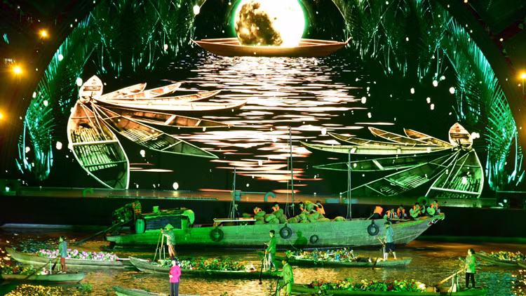 Tiết mục văn nghệ trong Chương trình nghệ thuật Dòng sông kể chuyện. (Ảnh: TTXVN)