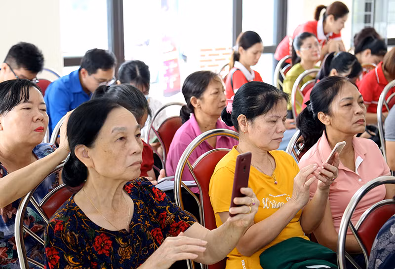 Tổ công nghệ số cộng đồng tại các tổ dân phố tham gia tập huấn sử dụng ứng dụng chính quyền số và các ứng dụng nền tảng số.