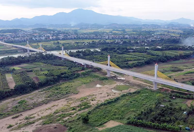 Cầu Tình Húc bắc qua sông Lô.