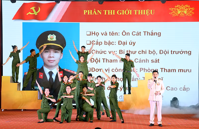 Phần thi tự giới thiệu của thí sinh thuộc Đảng bộ Công an tỉnh Tuyên Quang.