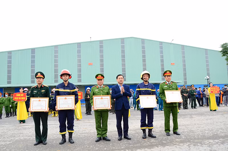 Lãnh đạo tỉnh Tuyên Quang trao bằng khen cho các cá nhân.