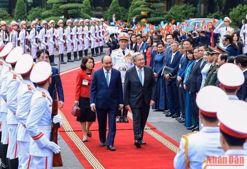 Chủ tịch nước Nguyễn Xuân Phúc đón Tổng Thư ký Liên hợp quốc Antonio Guterres.