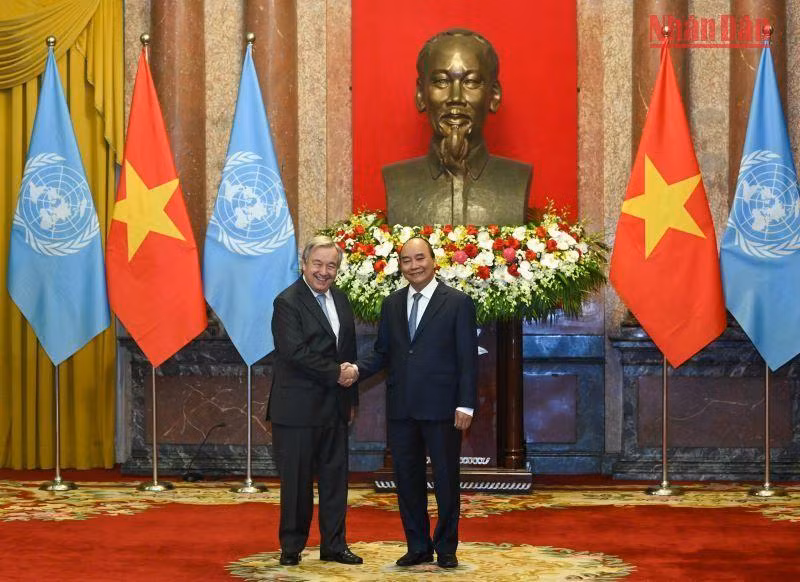 Chủ tịch nước Nguyễn Xuân Phúc và Tổng Thư ký Liên hợp quốc Antonio Guterres chụp ảnh chung tại lễ đón.