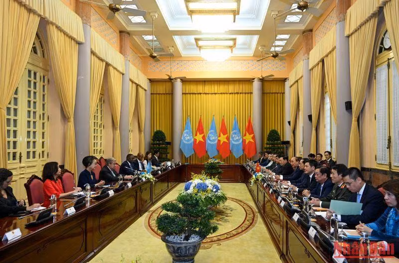 Quang cảnh buổi hội đàm giữa Chủ tịch nước Nguyễn Xuân Phúc và Tổng Thư ký Liên hợp quốc Antonio Guterres tại Phủ Chủ tịch.
