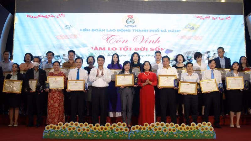 Tôn vinh các doanh nghiệp tiêu biểu.