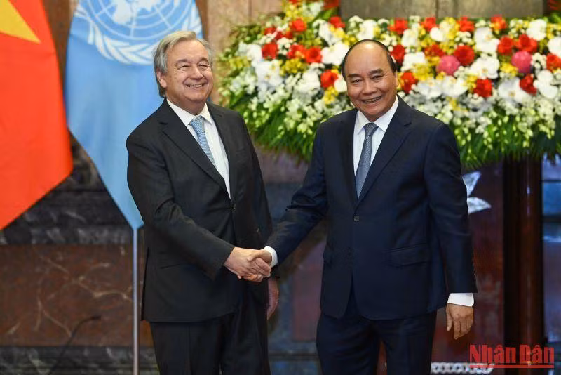 Chủ tịch nước Nguyễn Xuân Phúc và Tổng Thư ký Liên hợp quốc Antonio Guterres tại lễ đón.