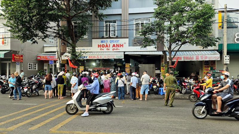 Người dân xếp hàng mua heo quay trên đường Nguyễn Tri Phương, thành phố Vũng Tàu.