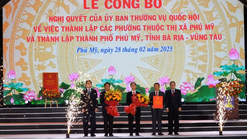 Công bố nghị quyết thành lập các phường thuộc thị xã Phú Mỹ và thành lập thành phố Phú Mỹ. 