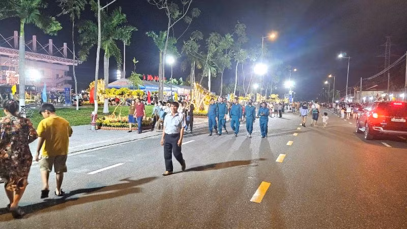 Từ sớm đông đảo cán bộ, nhân dân Phú Mỹ tới tham dự Lễ công bố Nghị quyết thành lập thành lập thành phố Phú Mỹ.