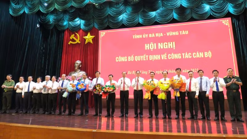 Ban Thường vụ Tỉnh ủy chúc mừng 7 đồng chí nhận quyết định thôi công tác.