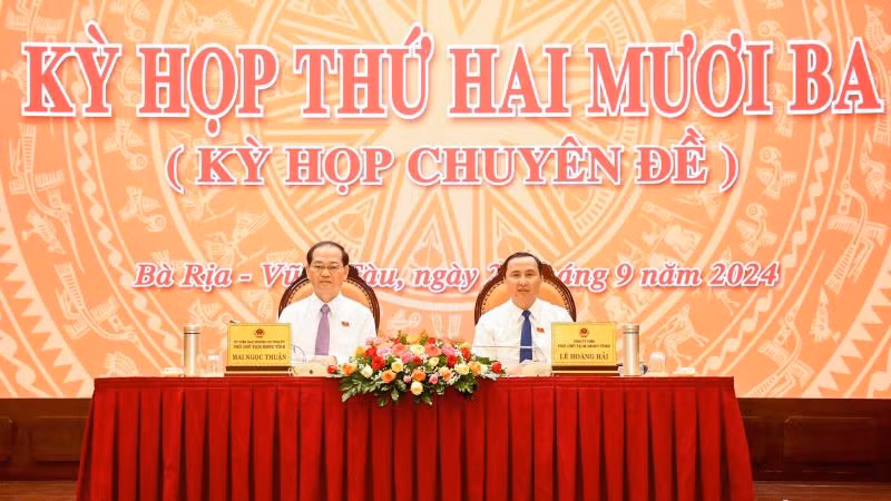 Ông Mai Ngọc Thuận (bên trái), Ủy viên Ban Thường vụ Tỉnh ủy, Phó Chủ tịch Thường trực Hội đồng nhân dân tỉnh, tại kỳ họp chuyên đề Hội đồng nhân dân tỉnh.
