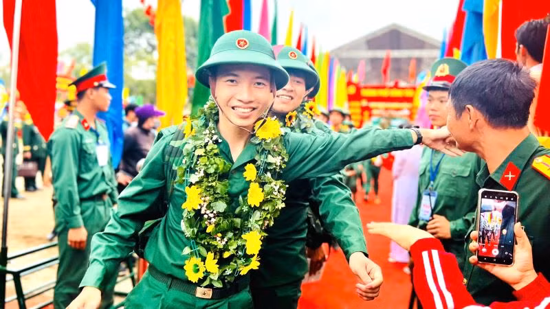 Tân binh thành phố Vũng Tàu hăng hái lên đường làm nhiệm vụ. (Ảnh KH)
