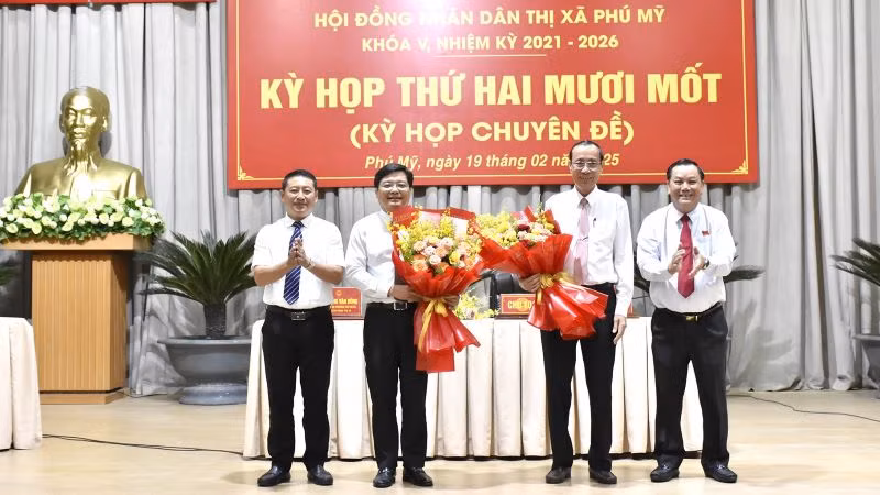 Ông Nguyễn Tấn Cường (thứ 2 từ trái qua) được bầu giữ chức vụ Chủ tịch Ủy ban nhân dân thị xã Phú Mỹ.