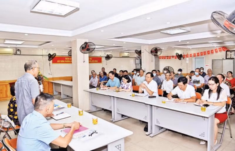 Lãnh đạo Quận ủy Hai Bà Trưng dự sinh hoạt chi bộ tại tổ dân phố số 3, phường Đống Mác. (Ảnh DUY LINH)