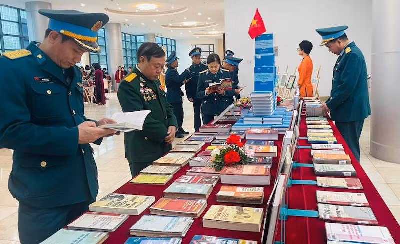 Đại biểu tham quan, tìm hiểu sách báo, tài liệu về chiến thắng “Hà Nội - Điện Biên Phủ trên không”.