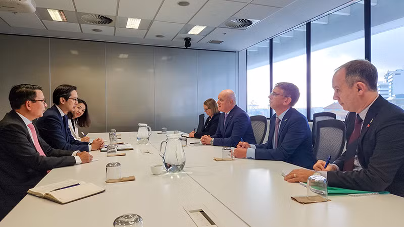 Thứ trưởng Ngoại giao Đỗ Hùng Việt hội kiến Thủ tướng New Zealand Christopher Luxon. Ảnh: Bộ Ngoại giao Việt Nam
