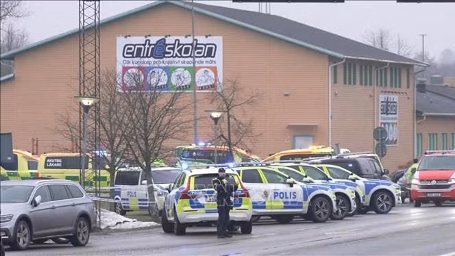 Chiến dịch an ninh được triển khai sau vụ nổ súng tại trường học Risbergska ở thành phố Orebro, miền trung Thụy Điển, ngày 4/2/2025. Ảnh: Sky News/TTXVN