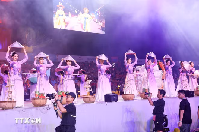 Các nghệ sĩ thuộc cộng đồng người Việt tại Singapore trình diễn tại Lễ hội. (Ảnh: TTXVN)