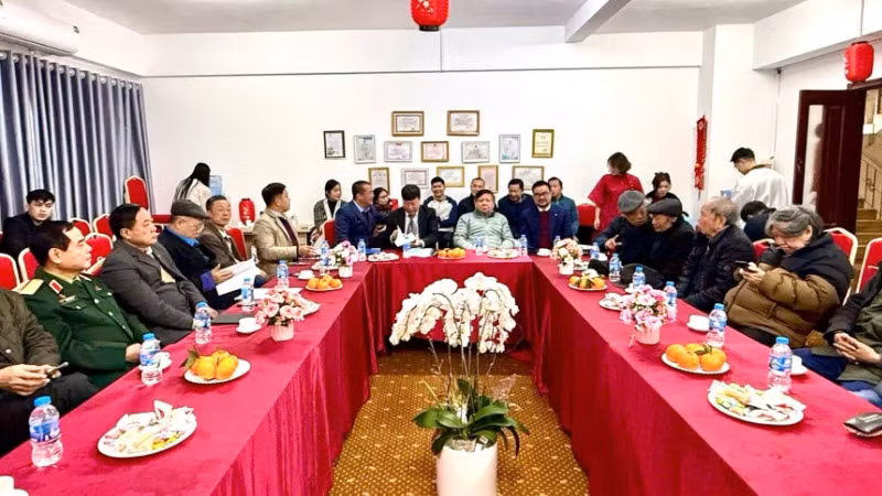 Toàn cảnh buổi gặp mặt các thành viên trong Hội đồng biên soạn các dự án xuất bản sách.