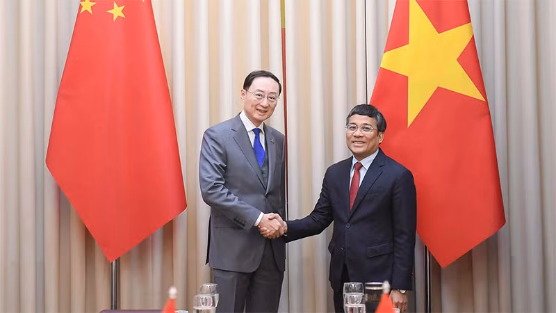 Thứ trưởng Thường trực Bộ Ngoại giao, Tổng Thư ký Ủy ban chỉ đạo hợp tác song phương Việt Nam-Trung Quốc Nguyễn Minh Vũ đã hội đàm với Thứ trưởng Ngoại giao Trung Quốc, Tổng Thư ký Ủy ban chỉ đạo hợp tác song phương Trung Quốc-Việt Nam Tôn Vệ Đông. (Ảnh: Bộ Ngoại giao)