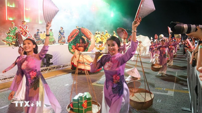 Gần 50 nghệ sĩ thuộc cộng đồng người Việt tham gia màn trình diễn mang dấu ấn tinh hoa ẩm thực Việt Nam tại Lễ hội. (Ảnh: TTXVN)