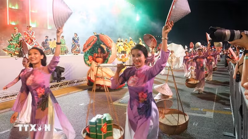 Gần 50 nghệ sĩ thuộc cộng đồng người Việt tham gia màn trình diễn mang dấu ấn tinh hoa ẩm thực Việt Nam tại Lễ hội. (Ảnh: TTXVN)