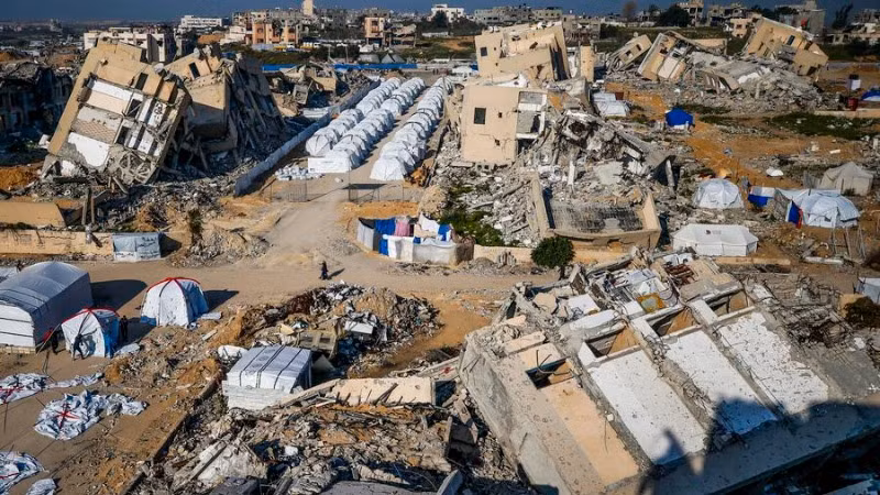 Hình ảnh chụp ngày 13/3/2025 cho thấy các lều trại giữa những tòa nhà bị phá hủy ở Beit Lahia, phía bắc Dải Gaza. Ảnh: Tân Hoa Xã