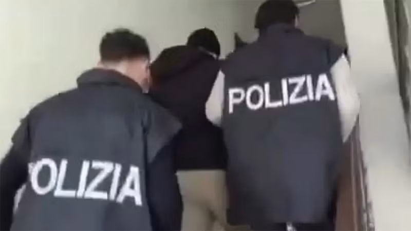 Cảnh sát Italy bắt giữ các đối tượng trong đường dây. Nguồn: ANSA