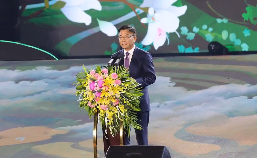 Phó Thủ tướng Chính phủ Lê Thành Long phát biểu tại chương trình khai mạc Lễ hội Hoa ban do tỉnh Điện Biên tổ chức tối 14/3.