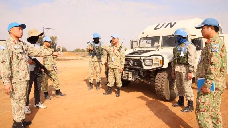 Đội Công binh số 3 tổ chức luyện tập phương án, xử trí tình huống bảo đảm an ninh, an toàn cho người và phương tiện trong quá trình tổ chức thực hiện nhiệm vụ tại địa bàn. (Ảnh: Cục Gìn giữ hòa bình Việt Nam)