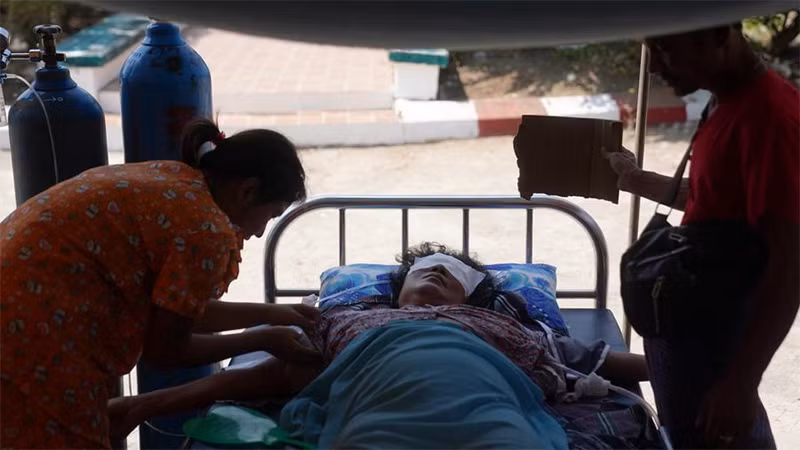 Người phụ nữ bị thương do động đất đang được điều trị tại thủ đô Nay Pyi Taw, Myanmar, ngày 31/3/2025. (Ảnh: Tân Hoa xã)