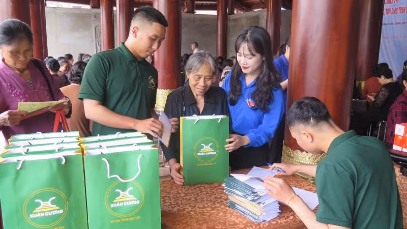 Công ty cổ phần Hữu Nghị Xuân Cương trao 200 suất quà cho các tăng ni, phật tử.