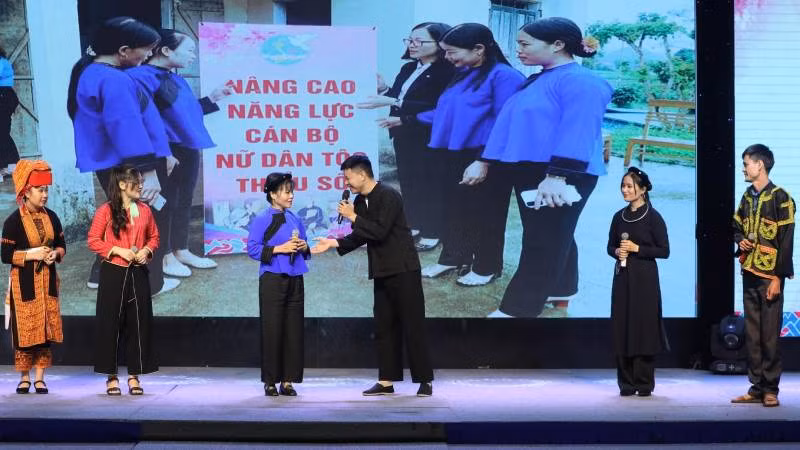 Đội Lạng Sơn tham gia tiết mục chào hỏi.