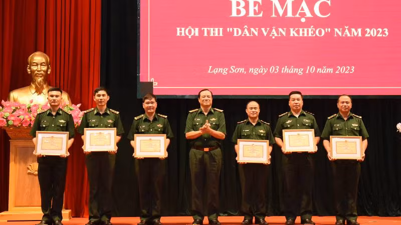 Ban tổ chức cuộc thi trao các giải: Nhất, Nhì, Ba, cho các đội có thành tích xuất sắc. Ban tổ chức cuộc thi trao các giải: Nhất, Nhì, Ba, cho các đội có thành tích xuất sắc.