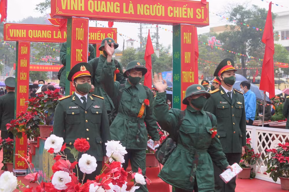 Thanh niên huyện Cao Lộc, (Lạng Sơn) nô nức lên đường nhập ngũ.
