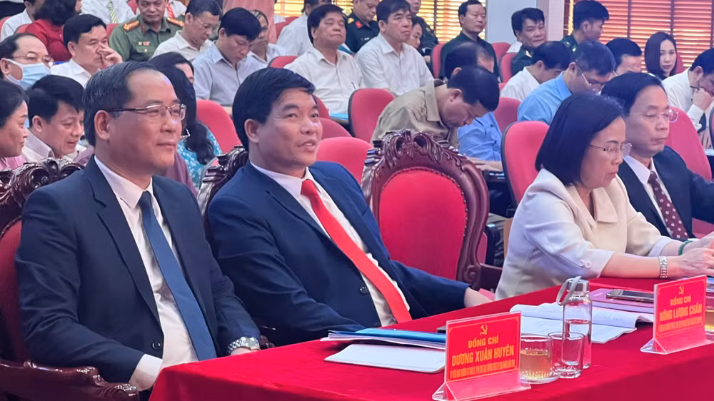 Đại diện lãnh đạo tỉnh Lạng Sơn và các điển hình tiên tiến tham dự hội nghị sơ kết.