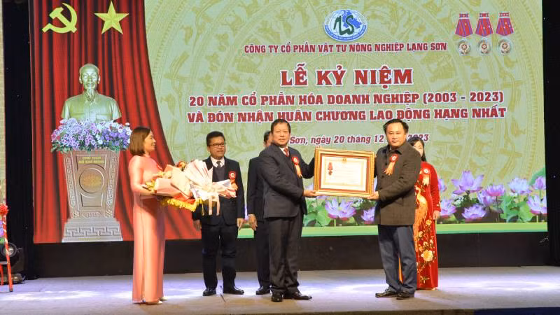 Đại diện lãnh đạo UBND tỉnh Lạng Sơn trao Huân chương Lao động hạng Nhất cho lãnh đạo Công ty Cổ phần vật tư nông nghiệp tỉnh Lạng Sơn.