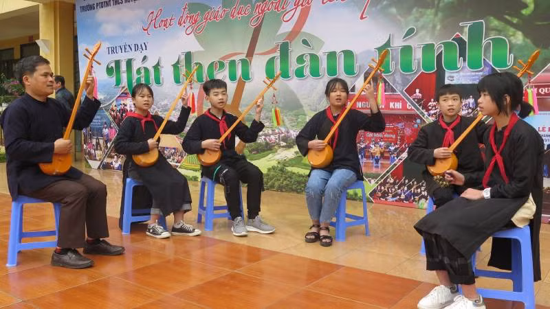 Thầy giáo Phùng Văn Thời, Phó Hiệu trưởng Trường dân tộc nội trú Trung học cơ sở huyện Văn Quan (Lạng Sơn), người ngoài cùng bên trái, đang hướng dẫn các em học sinh sử dụng đàn tính trong hoạt động giáo dục ngoài giờ lên lớp.