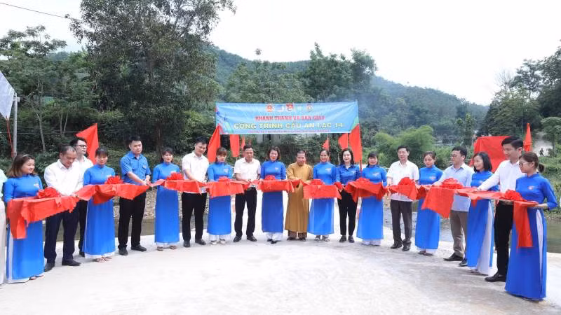 Cắt băng khánh thành và bàn giao cầu An Lạc 14 tại thôn Nà Cai, xã Quan Sơn, Chi Lăng,(Lạng Sơn).