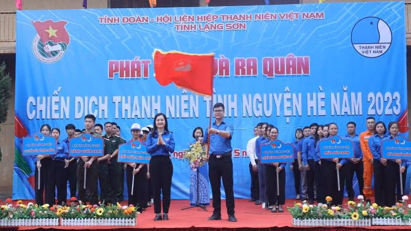 Các đại biểu và đoàn viên, thanh niên tham dự buổi lễ phát động ra quân chiến dịch Thanh niên tình nguyện hè năm 2023.