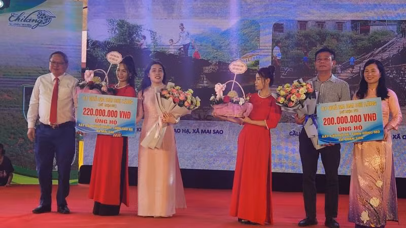 Lãnh đạo huyện Chi Lăng trao tặng quả na cho 2 doanh nghiệp mua với giá hơn 200 triệu đồng/quả.