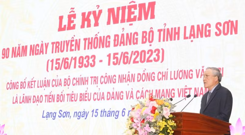Đồng chí Nguyễn Hòa Bình, Ủy viên bộ Chính trị, Bí thư Trung ương Đảng, Chánh án Tòa án nhân dân tối cao phát biểu tại Lễ kỷ niệm 90 năm Ngày truyền thống Đảng bộ tỉnh Lạng Sơn.
