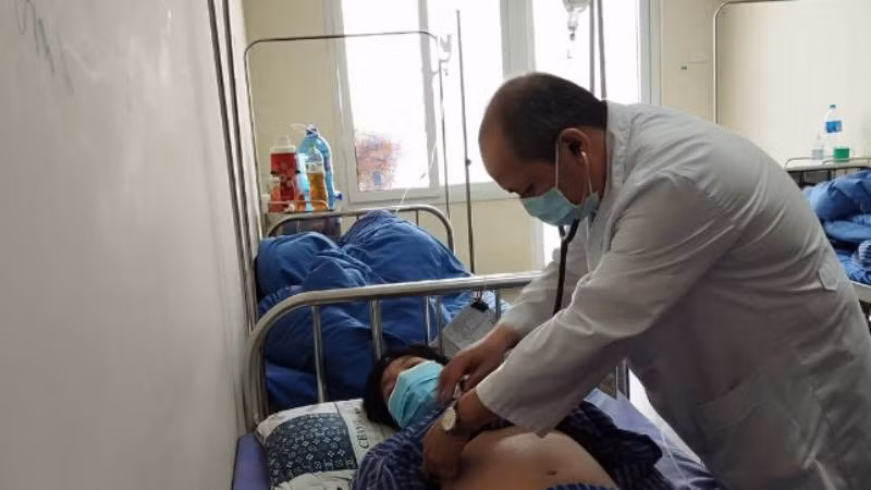 Bác sĩ Bệnh viện đa khoa Lạng Sơn theo dõi, điều trị bệnh nhân viêm màng não do não mô cầu.