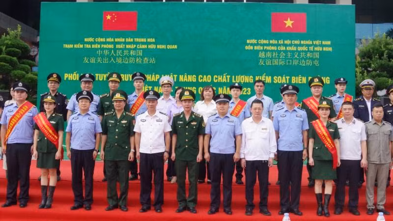 Đồn biên phòng cửa khẩu quốc tế Hữu Nghị (Lạng Sơn-Việt Nam) phối hợp với Trạm kiểm soát biên phòng Hữu Nghị Quan (Quảng Tây-Trung Quốc) tổ chức lễ phát động phát tờ rơi tuyên truyền pháp luật.