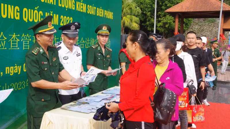 Cán bộ chiến sĩ đồn biên phòng Cửa khẩu quốc tế Hữu Nghị phát tờ rơi tuyên truyền pháp luật cho du khách qua lại cửa khẩu.