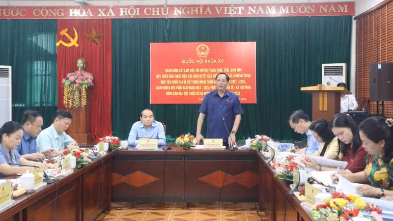 Đồng chí Thượng tướng Trần Quang Phương, Ủy viên Trung ương Đảng, Phó Chủ tịch Quốc hội làm việc với lãnh đạo huyện Tràng Định (Lạng Sơn).