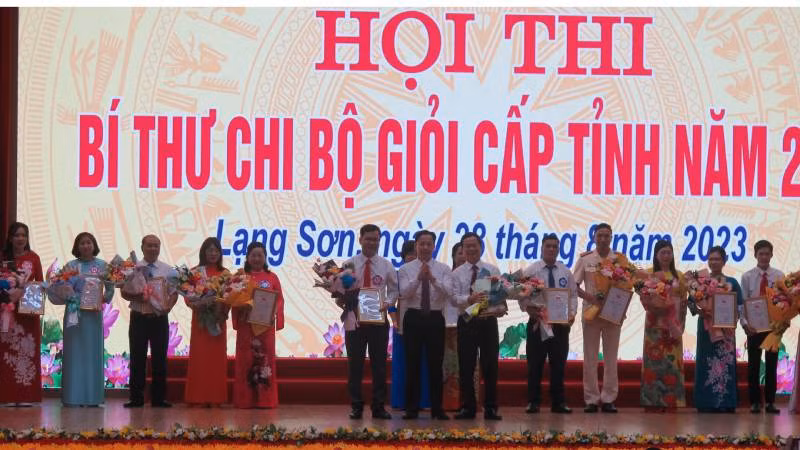 Đồng chí Hoàng Văn Nghiệm, Phó Bí thư Thường trực Tỉnh ủy Lạng Sơn trao giải Nhất cho hai thí sinh.