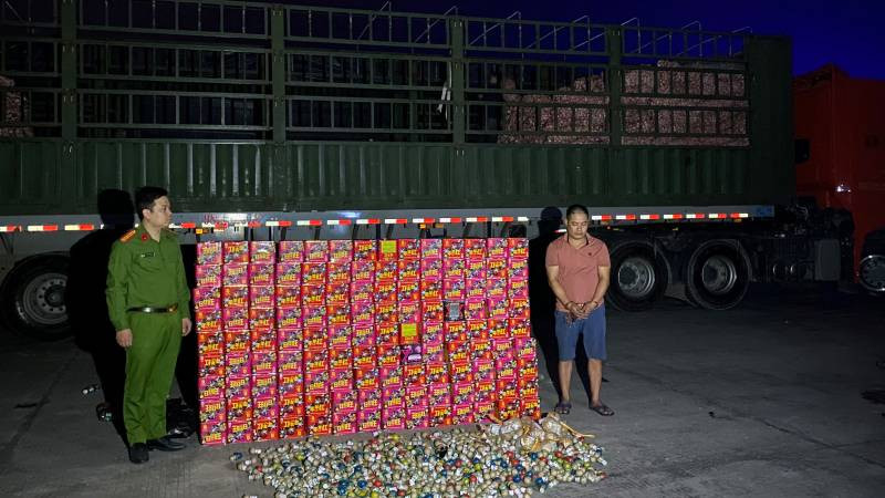 Công an thành phố Lạng Sơn, liên tiếp phát hiện, bắt giữ các đối tượng dùng xe container, đầu kéo vận chuyển pháo nổ trái phép.